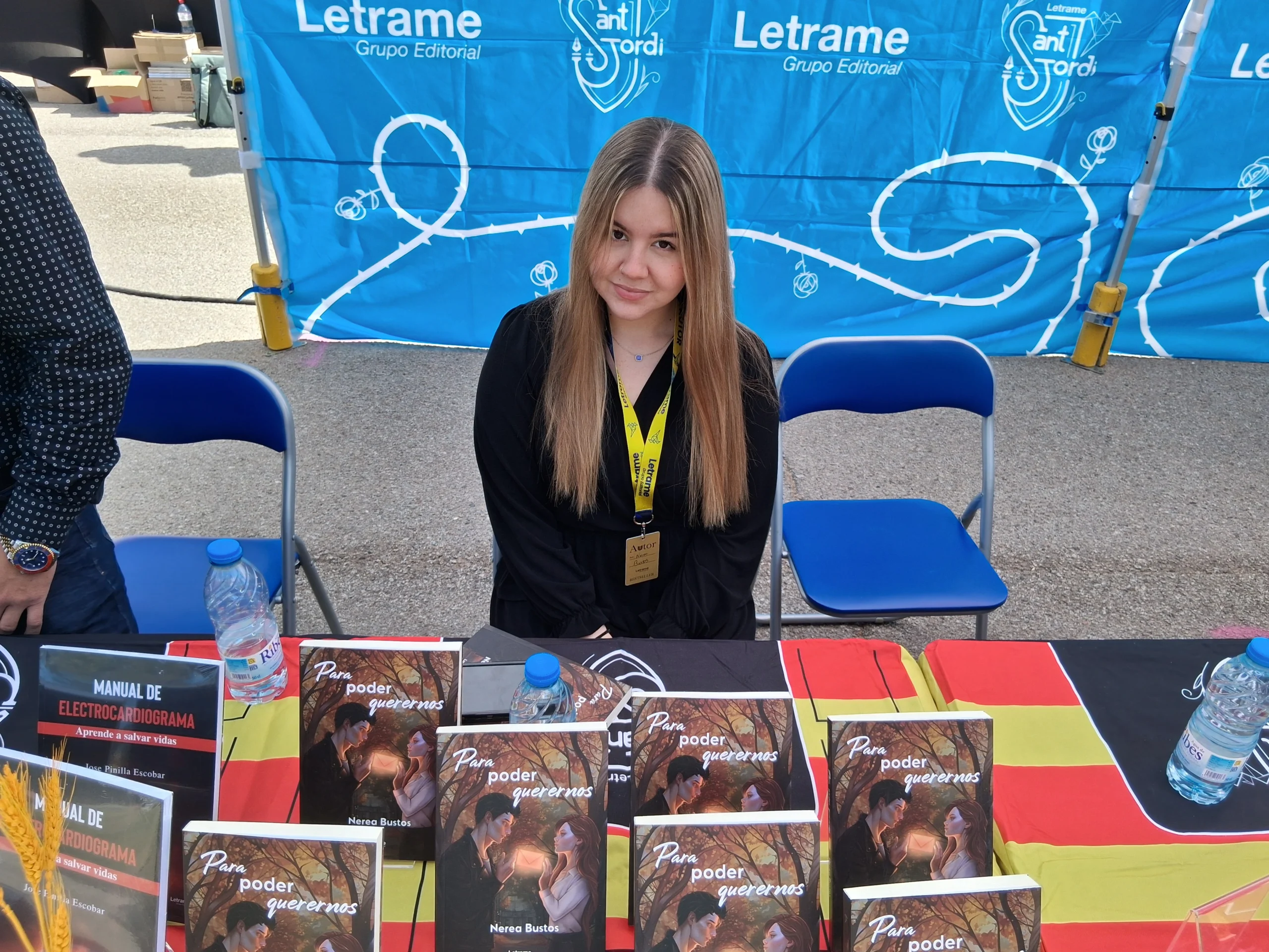 Nerea Bustos firma ejemplares de su novela en el stand de Letrame en Sant Jordi 2025