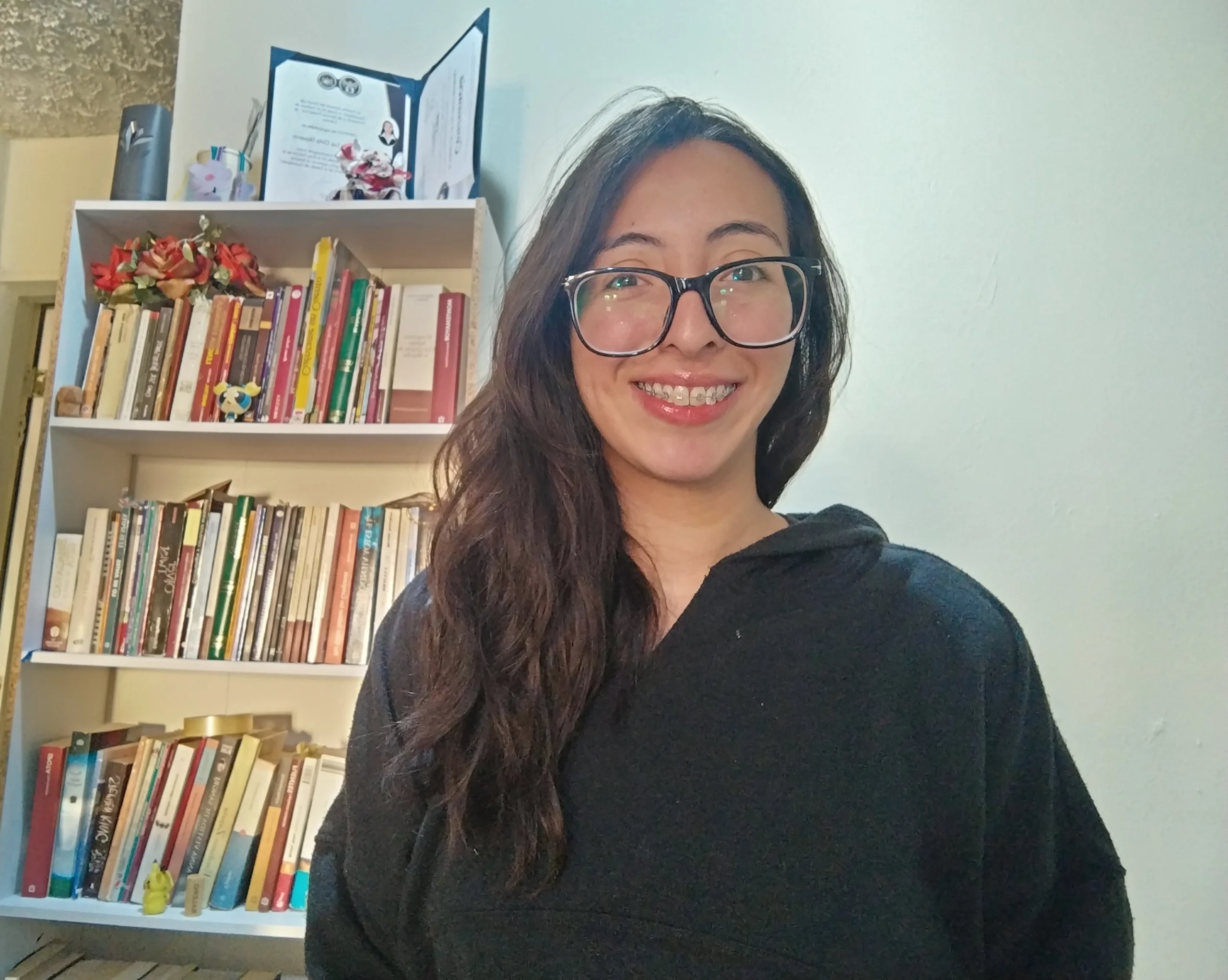 Sarah Ortiz debuta con Las dificultades de amar en serio, una historia sobre la amistad, el amor y el miedo a sentir